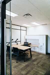 demountable-office-walls-in-an-office-space