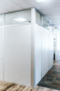 demountable-office-walls-in-an-office-space